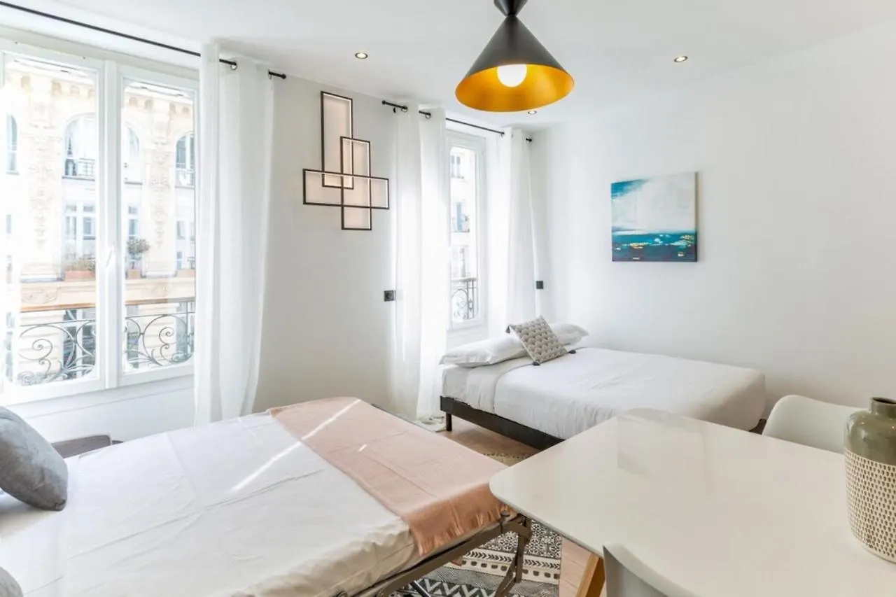 Amazing 2 Bedroom Parisian Flat * باريس